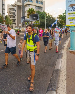 Hayfa, İsrail - 24 Ağustos 2024: İnsanlar Hayfa, İsrail 'deki bir protesto yürüyüşüne katılıyor