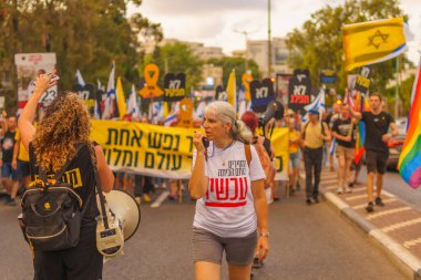 Hayfa, İsrail - 24 Ağustos 2024: Hükümete karşı bir protesto yürüyüşü sahnesi, insanların katıldığı, çeşitli tabelalar ve bayraklarla yeni seçimler çağrısında bulundu. Hayfa, İsrail