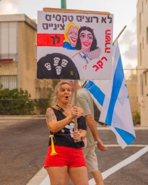 Hayfa, İsrail - 24 Ağustos 2024: Çeşitli tabela ve bayraklara sahip insanlar hükümeti protesto ederek yeni seçim çağrısında bulundular. Hayfa, İsrail