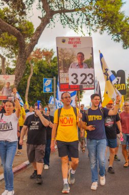 Hayfa, İsrail - 24 Ağustos 2024: Hükümete karşı bir protesto yürüyüşü sahnesi, insanların katıldığı, çeşitli tabelalar ve bayraklarla yeni seçimler çağrısında bulundu. Hayfa, İsrail