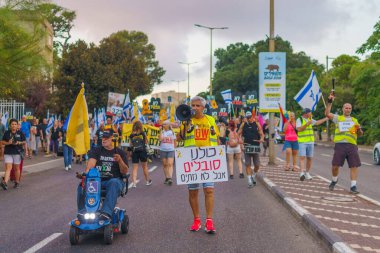 Hayfa, İsrail - 24 Ağustos 2024: Hükümete karşı bir protesto yürüyüşü sahnesi, insanların katıldığı, çeşitli tabelalar ve bayraklarla yeni seçimler çağrısında bulundu. Hayfa, İsrail