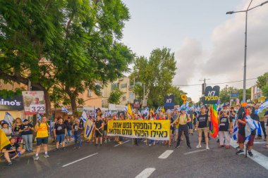 Hayfa, İsrail - 24 Ağustos 2024: Hükümete karşı bir protesto yürüyüşü sahnesi, insanların katıldığı, çeşitli tabelalar ve bayraklarla yeni seçimler çağrısında bulundu. Hayfa, İsrail