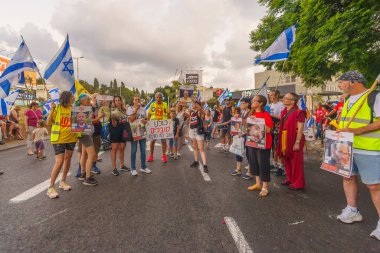 Hayfa, İsrail - 24 Ağustos 2024: Hükümete karşı bir protesto yürüyüşü sahnesi, insanların katıldığı, çeşitli tabelalar ve bayraklarla yeni seçimler çağrısında bulundu. Hayfa, İsrail