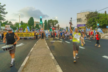 Hayfa, İsrail - 24 Ağustos 2024: Hükümete karşı bir protesto yürüyüşü sahnesi, insanların katıldığı, çeşitli tabelalar ve bayraklarla yeni seçimler çağrısında bulundu. Hayfa, İsrail