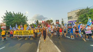 Hayfa, İsrail - 24 Ağustos 2024: Hükümete karşı bir protesto yürüyüşü sahnesi, insanların katıldığı, çeşitli tabelalar ve bayraklarla yeni seçimler çağrısında bulundu. Hayfa, İsrail