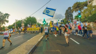 Hayfa, İsrail - 24 Ağustos 2024: Hükümete karşı bir protesto yürüyüşü sahnesi, insanların katıldığı, çeşitli tabelalar ve bayraklarla yeni seçimler çağrısında bulundu. Hayfa, İsrail