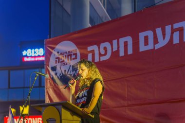 Hayfa, İsrail - 24 Ağustos 2024: Protesto lideri Rotem Perelman - Farhi, hükümete karşı düzenlenen protesto mitinginin bir parçası olan Hayfa, İsrail