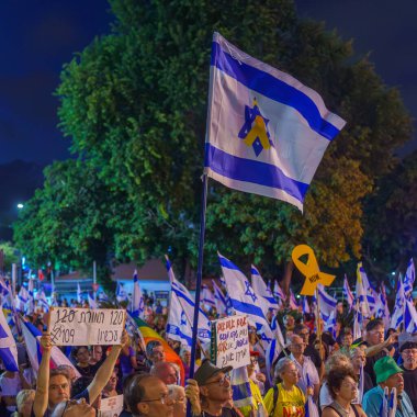 Hayfa, İsrail - 24 Ağustos 2024: Çeşitli tabela ve bayraklı bir kalabalık hükümete karşı düzenlenen protesto mitingine katılarak yeni seçimler çağrısında bulundu. Hayfa, İsrail