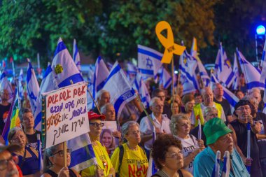 Hayfa, İsrail - 24 Ağustos 2024: Çeşitli tabela ve bayraklı bir kalabalık hükümete karşı düzenlenen protesto mitingine katılarak yeni seçimler çağrısında bulundu. Hayfa, İsrail