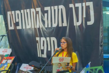 Hayfa, İsrail - 29 Ağustos 2024: Dr. Daniela Mazor rehine ailelerine destek için kalabalığa seslendi ve Hayfa, İsrail 'de bir rehine anlaşması çağrısında bulundu