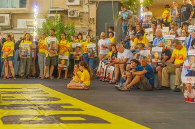 Hayfa, İsrail - 29 Ağustos 2024: Çeşitli tabelaları olan bir kalabalık rehine aileleri, Hayfa, İsrail için düzenlenen destek toplantısına katıldı