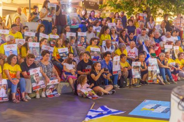Hayfa, İsrail - 29 Ağustos 2024: Çeşitli tabelaları olan bir kalabalık rehine aileleri, Hayfa, İsrail için düzenlenen destek toplantısına katıldı