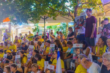 Hayfa, İsrail - 29 Ağustos 2024: Çeşitli tabelaları olan bir kalabalık rehine aileleri, Hayfa, İsrail için düzenlenen destek toplantısına katıldı