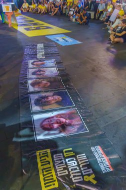 Hayfa, İsrail - 29 Ağustos 2024: Rehine ve kalabalık, rehine aileleri Hayfa, İsrail