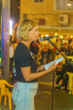 Hayfa, İsrail - 29 Ağustos 2024: Carmit Palty Katzir rehine ailelerine destek için kalabalığa seslendi ve İsrail 'in Hayfa kentinde bir rehine anlaşması çağrısında bulundu