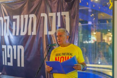 Hayfa, İsrail - 29 Ağustos 2024: Prof. Eli Sommer rehine ailelerine destek için kalabalığa seslendi ve Hayfa, İsrail 'de bir rehine anlaşması çağrısında bulundu