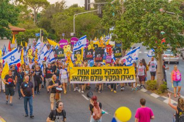 Hayfa, İsrail - 31 Ağustos 2024: Bir protesto yürüyüşü sahnesi, hükümete karşı, insanların katıldığı, çeşitli tabelalar ve bayraklarla yeni seçimler çağrısında bulundu. Hayfa, İsrail