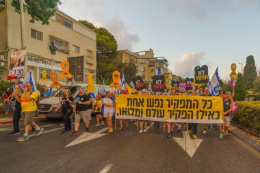 Hayfa, İsrail - 31 Ağustos 2024: Bir protesto yürüyüşü sahnesi, hükümete karşı, insanların katıldığı, çeşitli tabelalar ve bayraklarla yeni seçimler çağrısında bulundu. Hayfa, İsrail