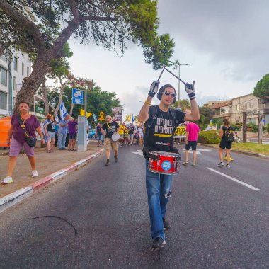 Hayfa, İsrail - 31 Ağustos 2024: Bir protesto yürüyüşü sahnesi, hükümete karşı, insanların katıldığı, çeşitli tabelalar ve bayraklarla yeni seçimler çağrısında bulundu. Hayfa, İsrail