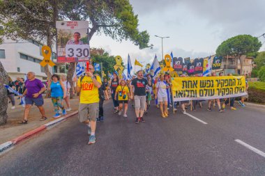 Hayfa, İsrail - 31 Ağustos 2024: Bir protesto yürüyüşü sahnesi, hükümete karşı, insanların katıldığı, çeşitli tabelalar ve bayraklarla yeni seçimler çağrısında bulundu. Hayfa, İsrail
