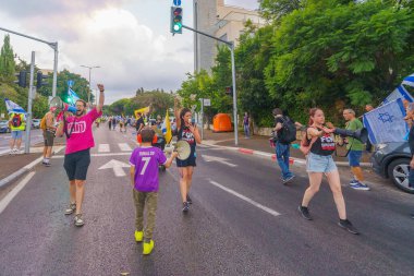 Hayfa, İsrail - 31 Ağustos 2024: Bir protesto yürüyüşü sahnesi, hükümete karşı, insanların katıldığı, çeşitli tabelalar ve bayraklarla yeni seçimler çağrısında bulundu. Hayfa, İsrail
