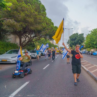 Hayfa, İsrail - 31 Ağustos 2024: Bir protesto yürüyüşü sahnesi, hükümete karşı, insanların katıldığı, çeşitli tabelalar ve bayraklarla yeni seçimler çağrısında bulundu. Hayfa, İsrail