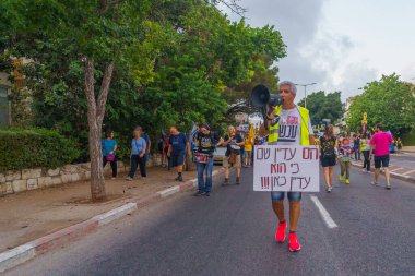 Hayfa, İsrail - 31 Ağustos 2024: Bir protesto yürüyüşü sahnesi, hükümete karşı, insanların katıldığı, çeşitli tabelalar ve bayraklarla yeni seçimler çağrısında bulundu. Hayfa, İsrail
