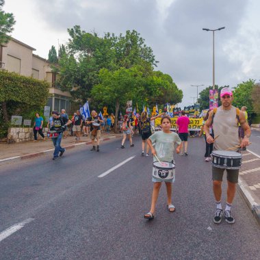 Hayfa, İsrail - 31 Ağustos 2024: Bir protesto yürüyüşü sahnesi, hükümete karşı, insanların katıldığı, çeşitli tabelalar ve bayraklarla yeni seçimler çağrısında bulundu. Hayfa, İsrail