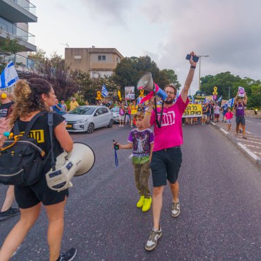 Hayfa, İsrail - 31 Ağustos 2024: Bir protesto yürüyüşü sahnesi, hükümete karşı, insanların katıldığı, çeşitli tabelalar ve bayraklarla yeni seçimler çağrısında bulundu. Hayfa, İsrail