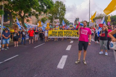 Hayfa, İsrail - 31 Ağustos 2024: Bir protesto yürüyüşü sahnesi, hükümete karşı, insanların katıldığı, çeşitli tabelalar ve bayraklarla yeni seçimler çağrısında bulundu. Hayfa, İsrail