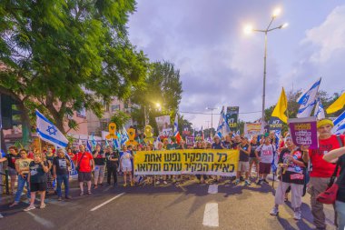 Hayfa, İsrail - 31 Ağustos 2024: Bir protesto yürüyüşü sahnesi, hükümete karşı, insanların katıldığı, çeşitli tabelalar ve bayraklarla yeni seçimler çağrısında bulundu. Hayfa, İsrail
