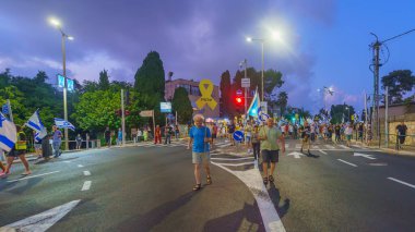 Hayfa, İsrail - 31 Ağustos 2024: Bir protesto yürüyüşü sahnesi, hükümete karşı, insanların katıldığı, çeşitli tabelalar ve bayraklarla yeni seçimler çağrısında bulundu. Hayfa, İsrail