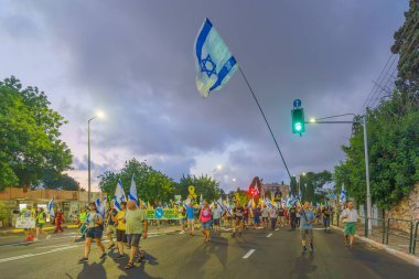 Hayfa, İsrail - 31 Ağustos 2024: Bir protesto yürüyüşü sahnesi, hükümete karşı, insanların katıldığı, çeşitli tabelalar ve bayraklarla yeni seçimler çağrısında bulundu. Hayfa, İsrail