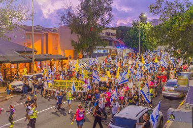 Hayfa, İsrail - 31 Ağustos 2024: Bir protesto yürüyüşü sahnesi, hükümete karşı, insanların katıldığı, çeşitli tabelalar ve bayraklarla yeni seçimler çağrısında bulundu. Hayfa, İsrail
