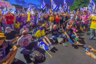 Hayfa, İsrail - 31 Ağustos 2024: Halk, hükümete karşı düzenlenen protesto mitinginin bir parçası olarak, bağlı ve gözleri bağlı rehinelerin sembolik bir sokak gösterisi düzenliyor. Hayfa, İsrail