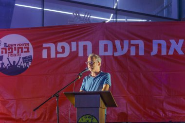 Hayfa, İsrail - 31 Ağustos 2024: Dr. Adar Cohen hükümete karşı düzenlenen bir protesto yürüyüşü kapsamında kalabalığa sesleniyor, Hayfa, İsrail