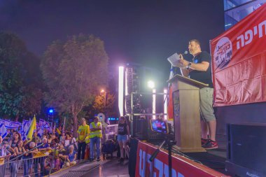 Hayfa, İsrail - 31 Ağustos 2024: Eylemci Shraga Tichover, hükümete karşı düzenlenen protesto yürüyüşü kapsamında kalabalığa sesleniyor, Hayfa, İsrail