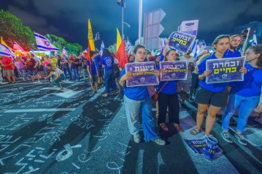 Hayfa, İsrail - 31 Ağustos 2024: Rehine isimleri yazan kalabalık ve gençlik hareketleri üyesi, hükümete, Hayfa, İsrail 'e karşı düzenlenen protesto mitinginin bir parçası