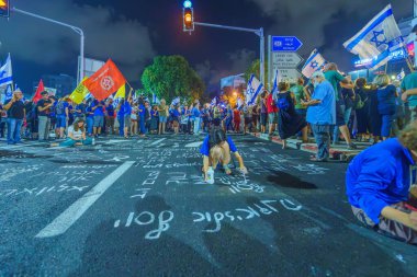 Hayfa, İsrail - 31 Ağustos 2024: Rehine isimleri yazan kalabalık ve gençlik hareketleri üyesi, hükümete, Hayfa, İsrail 'e karşı düzenlenen protesto mitinginin bir parçası