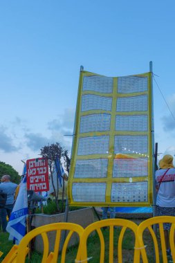 Hayfa, İsrail - 01 Eylül 2024: Her günün 7 Ekim olduğu bir takvimle protesto gösterisi, rehine anlaşması çağrısında bulunan bir protesto gösterisi. Hayfa, İsrail