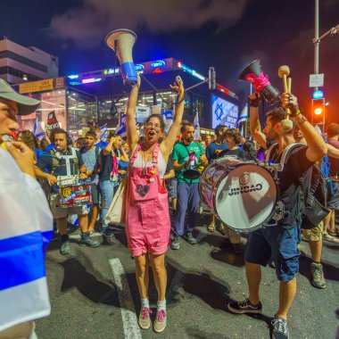 Hayfa, İsrail - 01 Eylül 2024: Çeşitli tabelaları ve bayrakları olan insanlar, İsrail 'in Hayfa kentinde bir rehine anlaşması çağrısında bulunan öfkeli mitinglere katıldılar