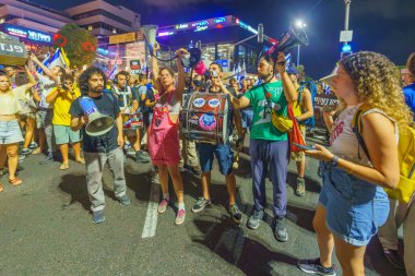 Hayfa, İsrail - 01 Eylül 2024: Çeşitli tabelaları ve bayrakları olan insanlar, İsrail 'in Hayfa kentinde bir rehine anlaşması çağrısında bulunan öfkeli mitinglere katıldılar