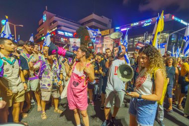 Hayfa, İsrail - 01 Eylül 2024: Çeşitli tabelaları ve bayrakları olan insanlar, İsrail 'in Hayfa kentinde bir rehine anlaşması çağrısında bulunan öfkeli mitinglere katıldılar