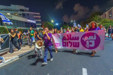 Hayfa, İsrail - 01 Eylül 2024: Birlikte hareket eden grup üyeleri, İsrail 'in Hayfa kentinde bir rehine anlaşması çağrısında bulunan öfkeli mitingde yer aldı.
