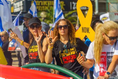 Hayfa, İsrail - 02 Eylül 2024: Avuçlarında rehine posterleri ve kurdele ikonu olan insanlar, protesto, rehine anlaşması için Hayfa, İsrail 'de çağrı