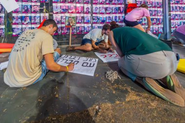 Hayfa, İsrail - 3 Eylül 2024: Hayfa, İsrail 'de insanlar protesto işaretleri hazırlıyor, rehine anlaşması çağrısında bulunuyorlar