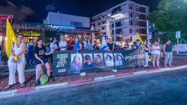 Hayfa, İsrail - 3 Eylül 2024: İşaret ve bayraklı insanların sahnesi, hükümete karşı protesto, Hayfa, İsrail 'de rehine anlaşması çağrısı