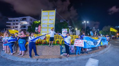 Hayfa, İsrail - 3 Eylül 2024: İşaret ve bayraklı insanların sahnesi, hükümete karşı protesto, Hayfa, İsrail 'de rehine anlaşması çağrısı