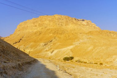 Uçurumun manzarası ve Masada Kalesi 'nin antik kalıntıları, Ölü Deniz Sahili, Judaean Çölü, Güney İsrail