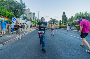 Hayfa, İsrail - 07 Eylül 2024: Hükümete karşı bir protesto yürüyüşü sahnesi, insanların katıldığı, çeşitli tabelalar ve bayraklarla yeni seçimler çağrısında bulundu. Hayfa, İsrail